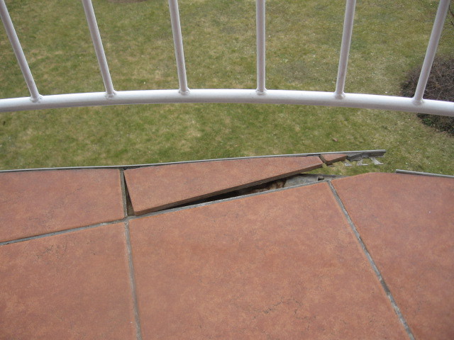 Fliesenschaden auf einem Balkon